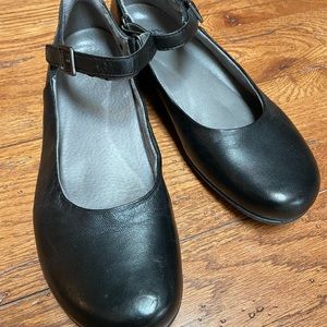 Black 10m Earth flats